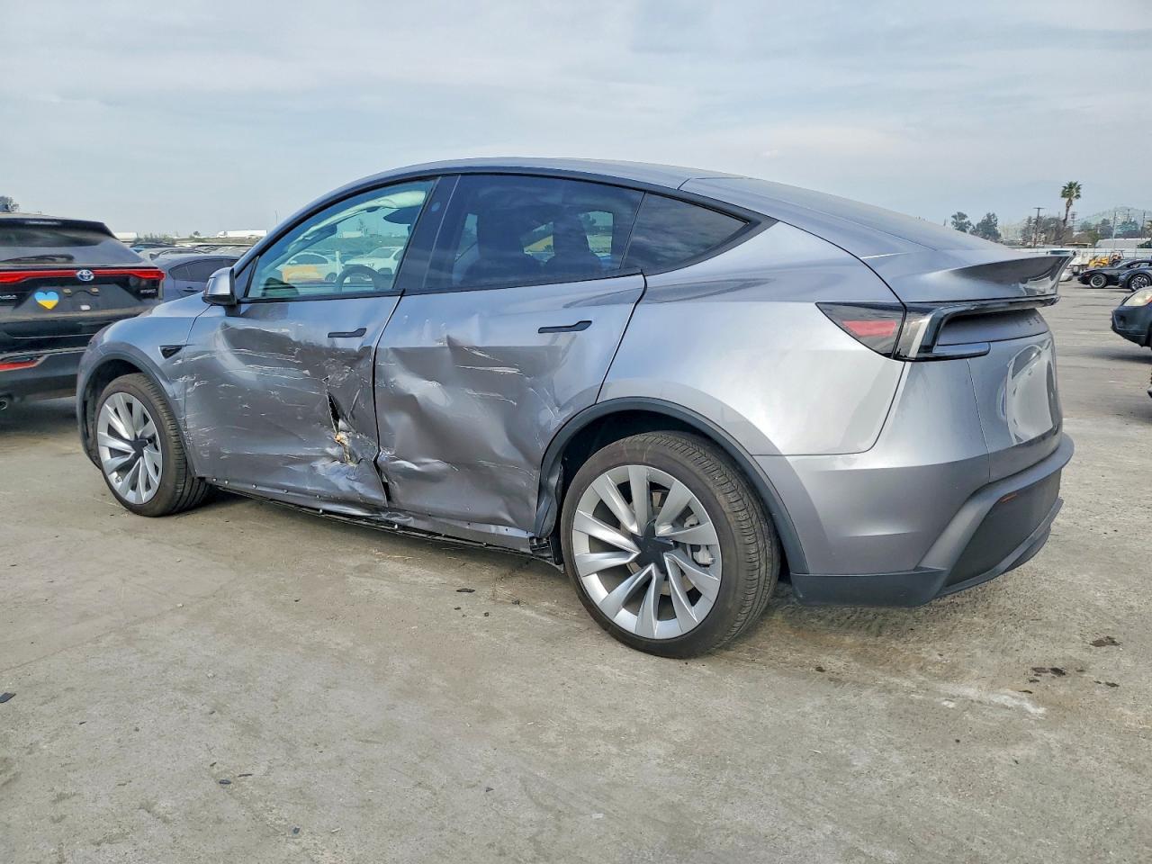2026 Tesla Model Y - Фото 2