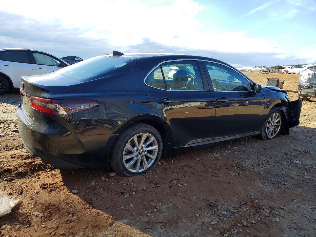 2023 Toyota Camry Le - Фото 3