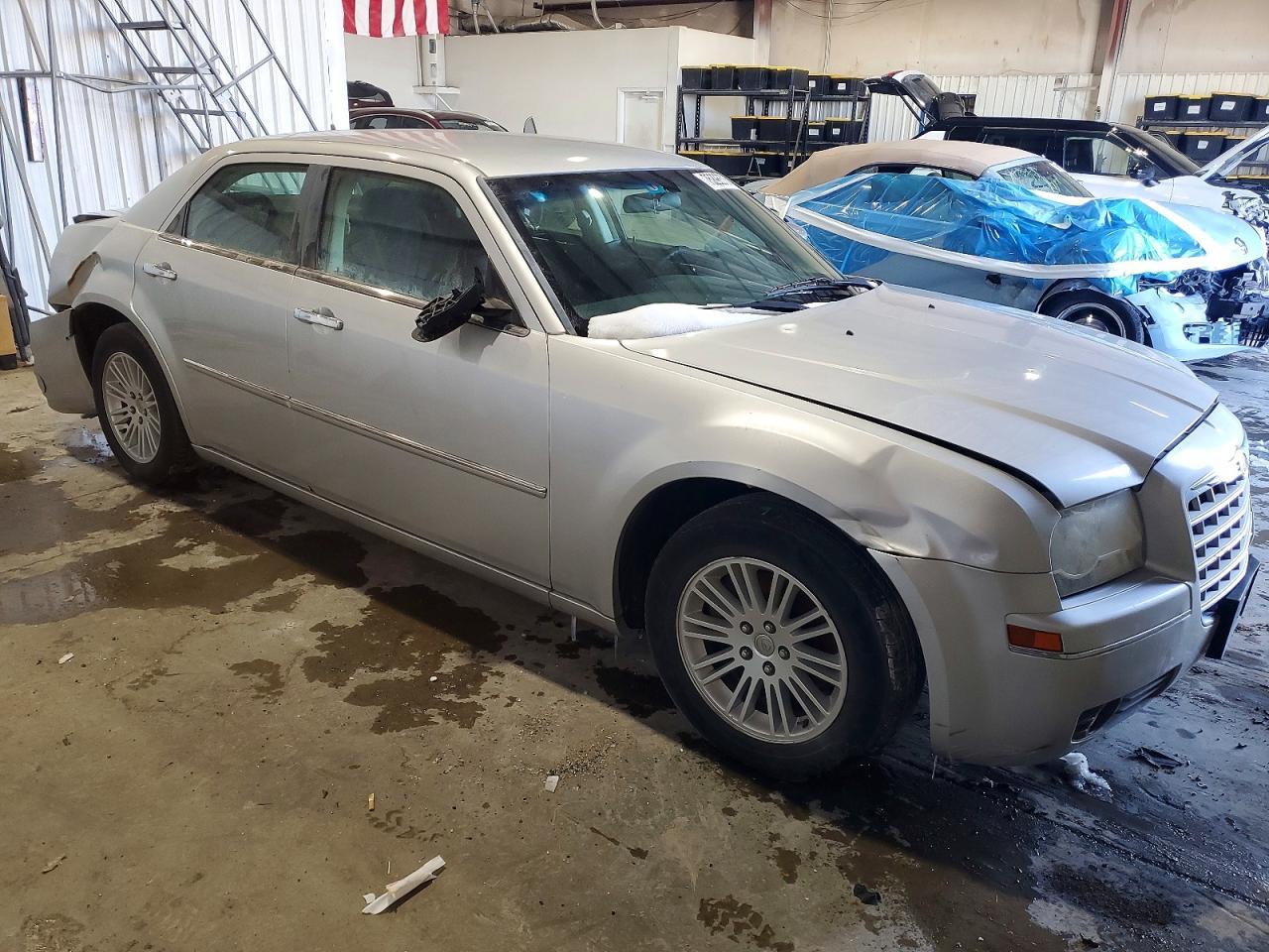 2010 Chrysler 300 Touring - Фото 4