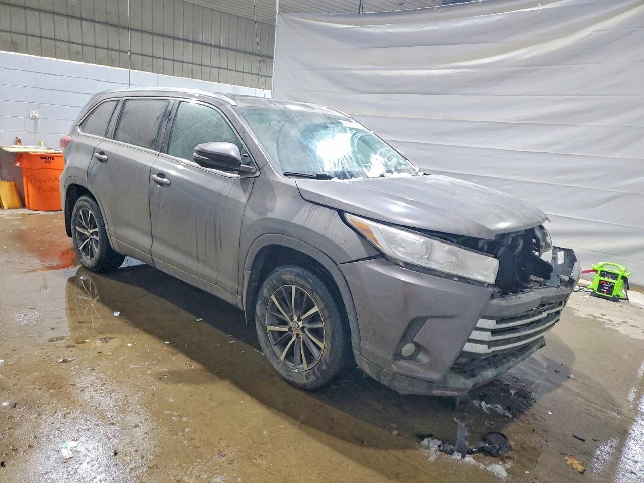 2017 Toyota Highlander Se - Фото 4