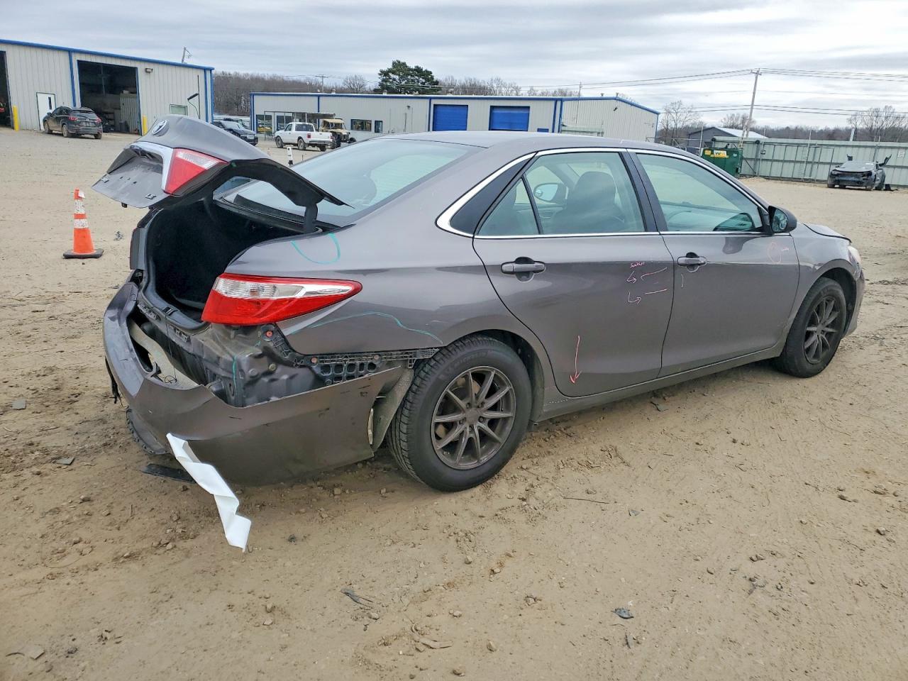2017 Toyota Camry Le - Фото 3