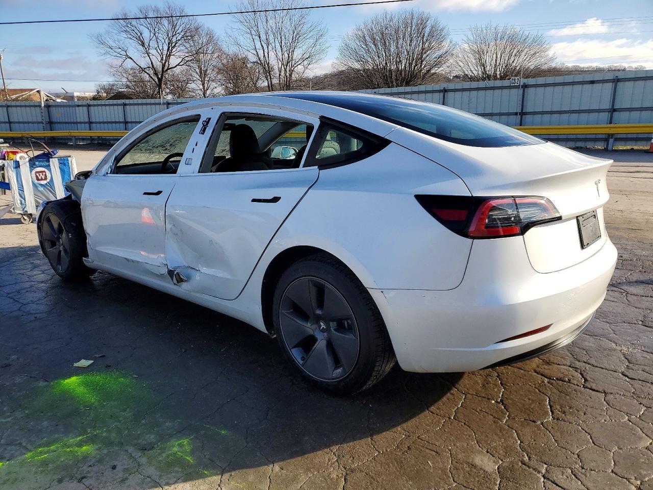 2023 Tesla Model 3 - Фото 2