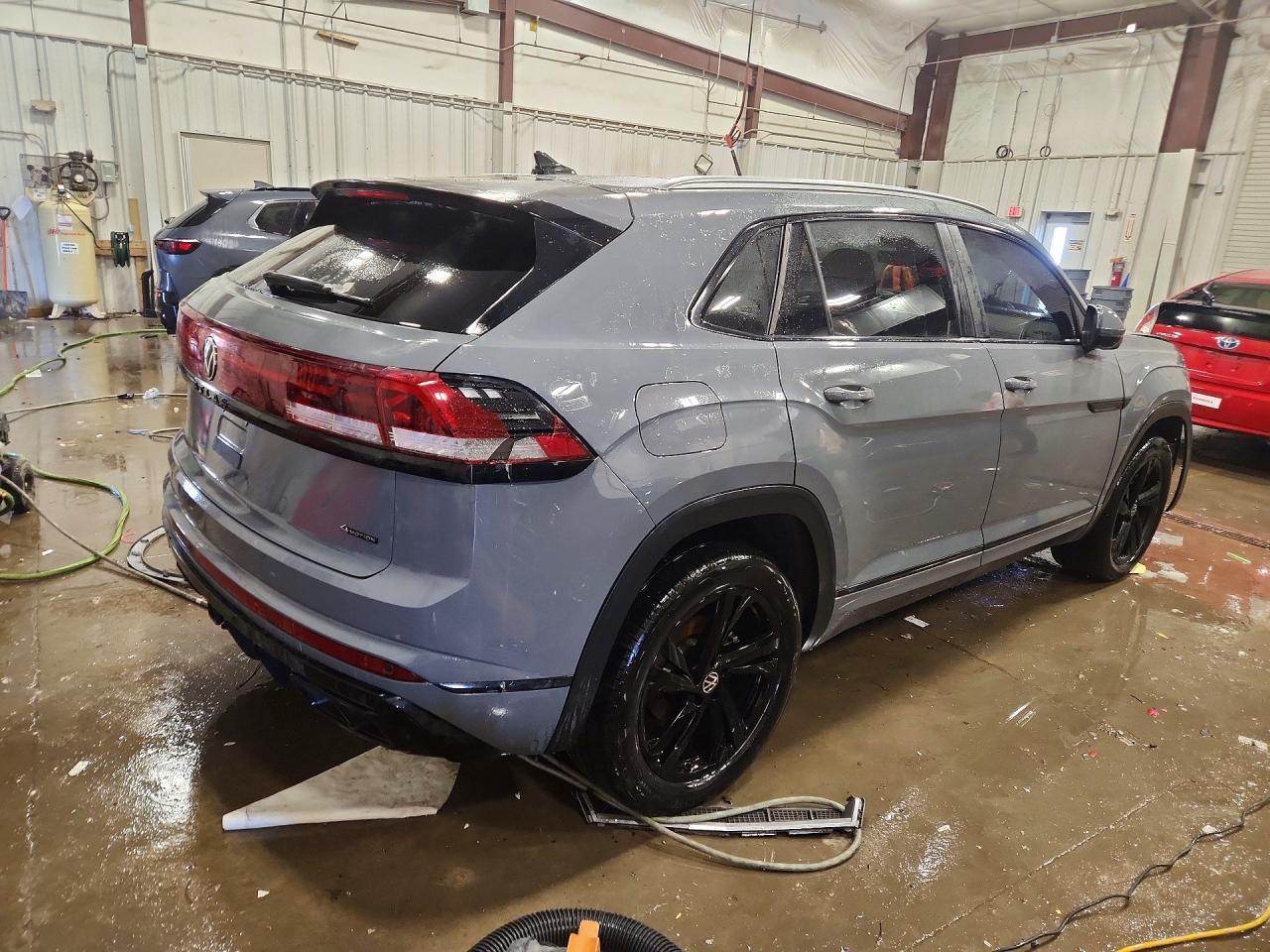 2024 Volkswagen Atlas Cross Sport Sel R-Line - Image 3