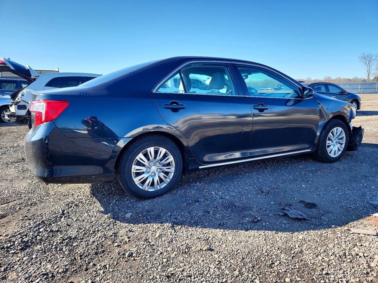 2013 Toyota Camry - Фото 3