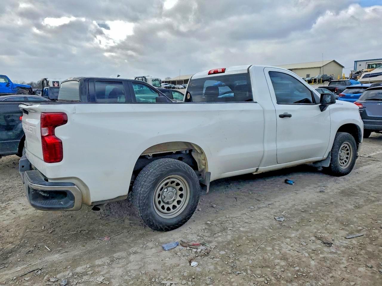 2023 Chevrolet Silverado C1500 - Фото 3