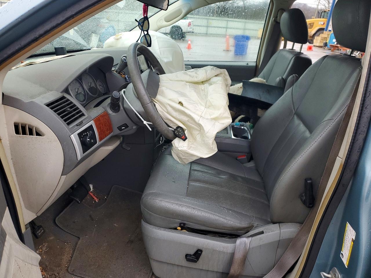 2008 Chrysler Town & Country Touring - Image 7