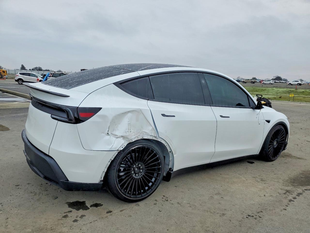 2026 Tesla Model Y - Фото 3