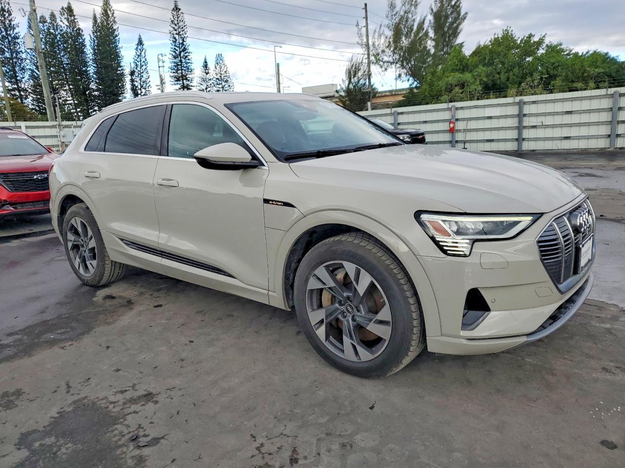 2022 Audi E-Tron Premium - Image 4