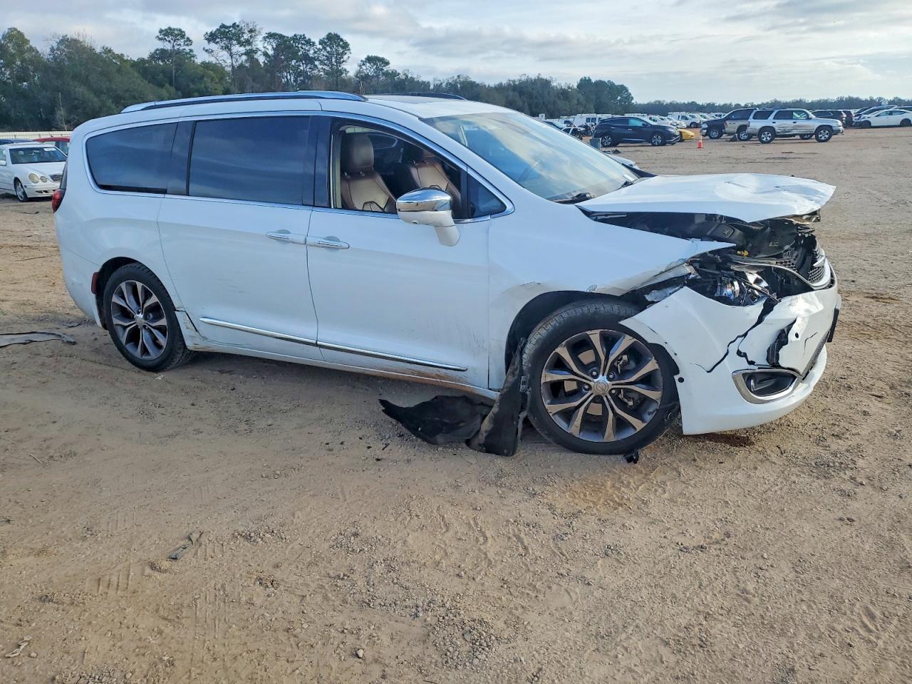 2017 Chrysler Pacifica Limited - Image 4