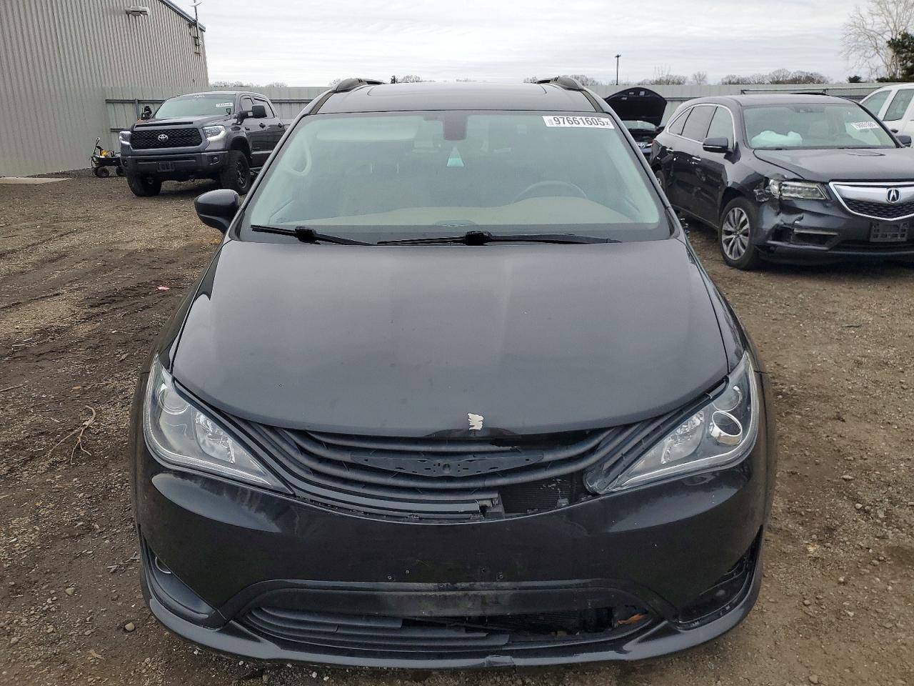 2018 Chrysler Pacifica Hybrid Limited - Image 5