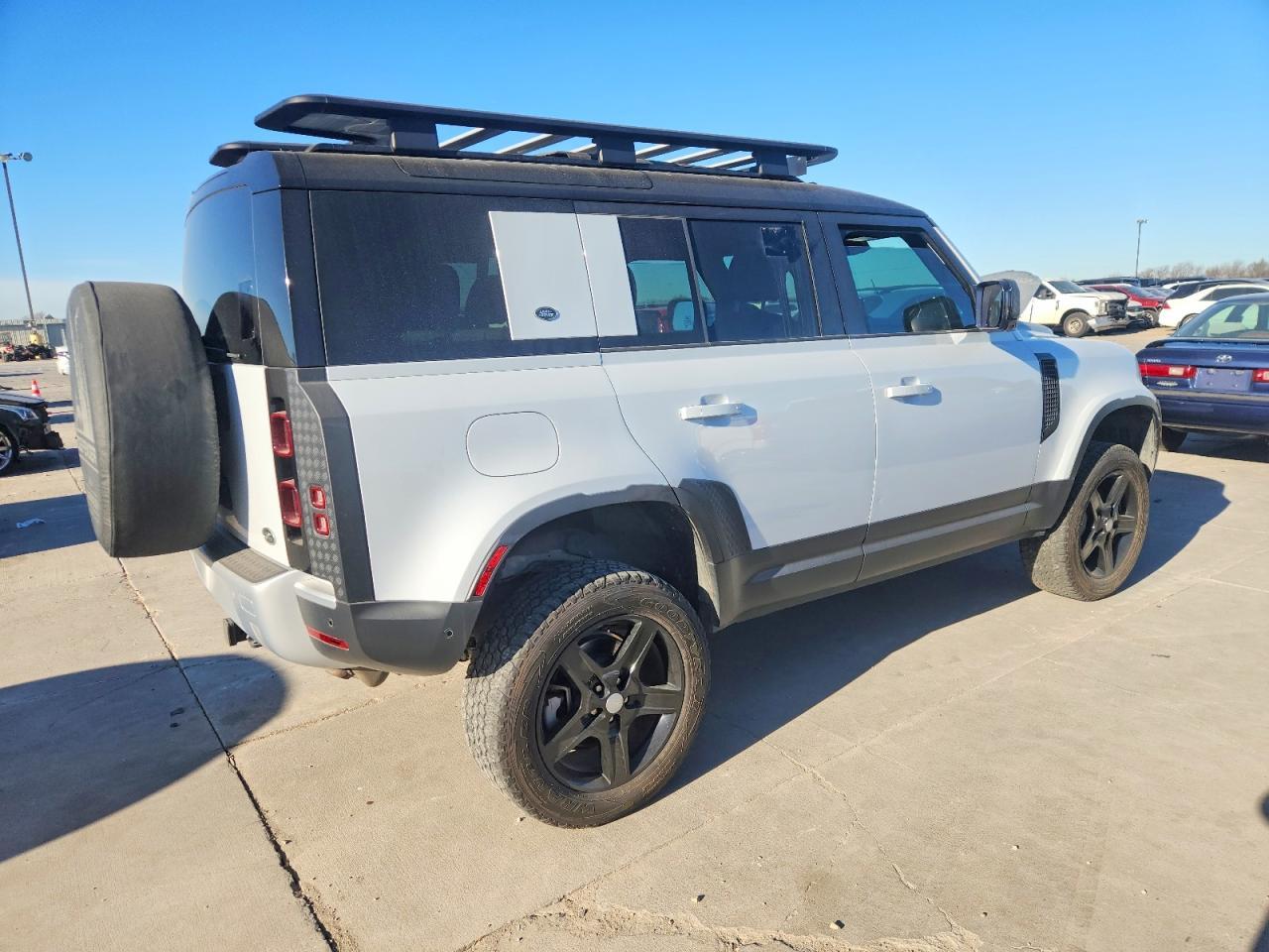 2022 Land Rover Defender 110 Se - Фото 3