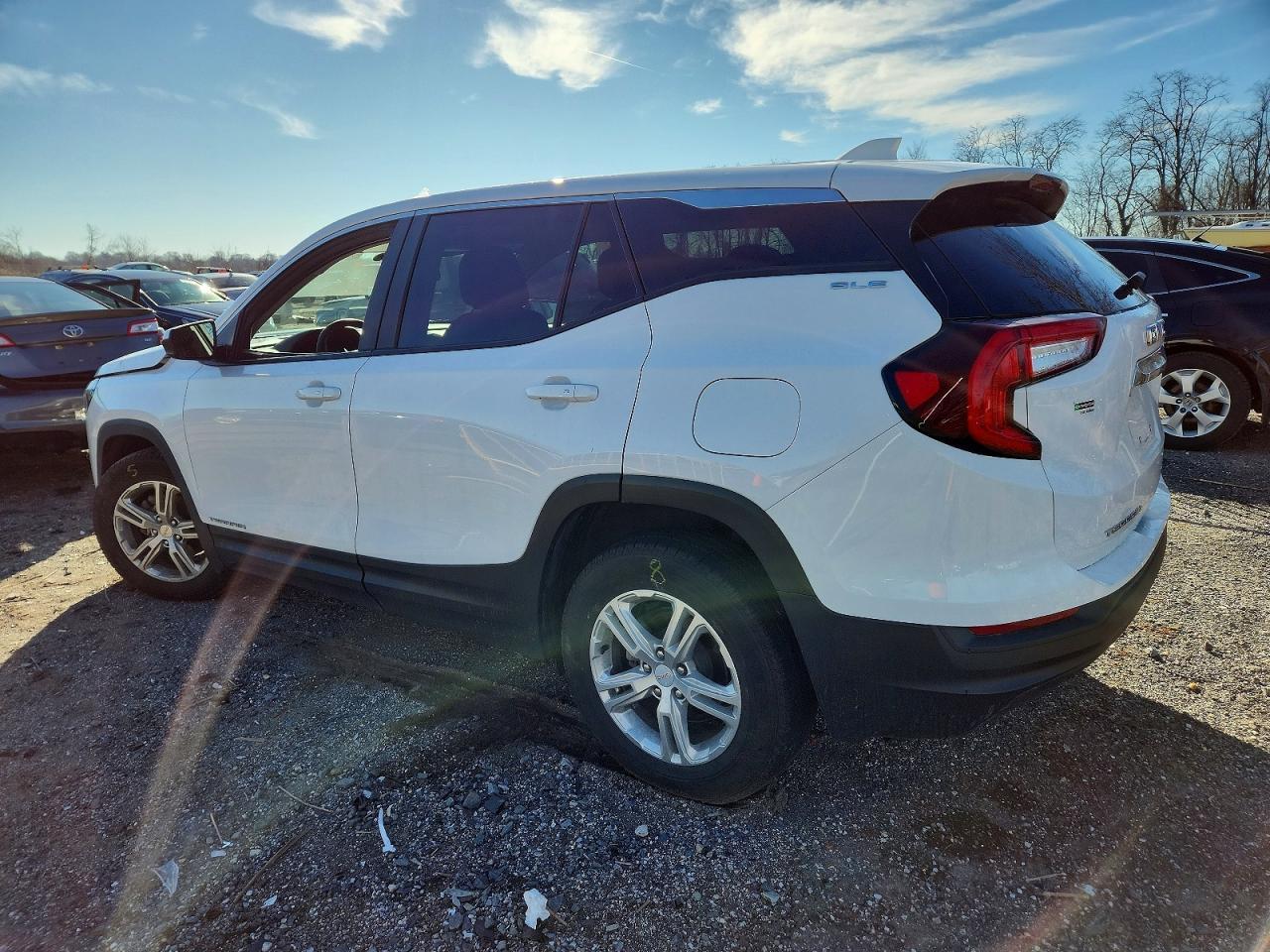 2023 GMC Terrain Sle - Image 2