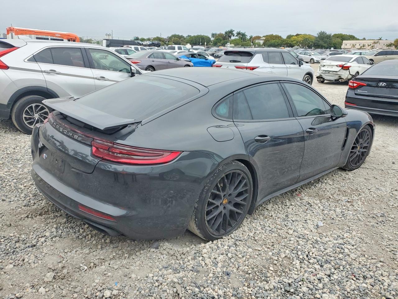 2017 Porsche Panamera 2 - Фото 3
