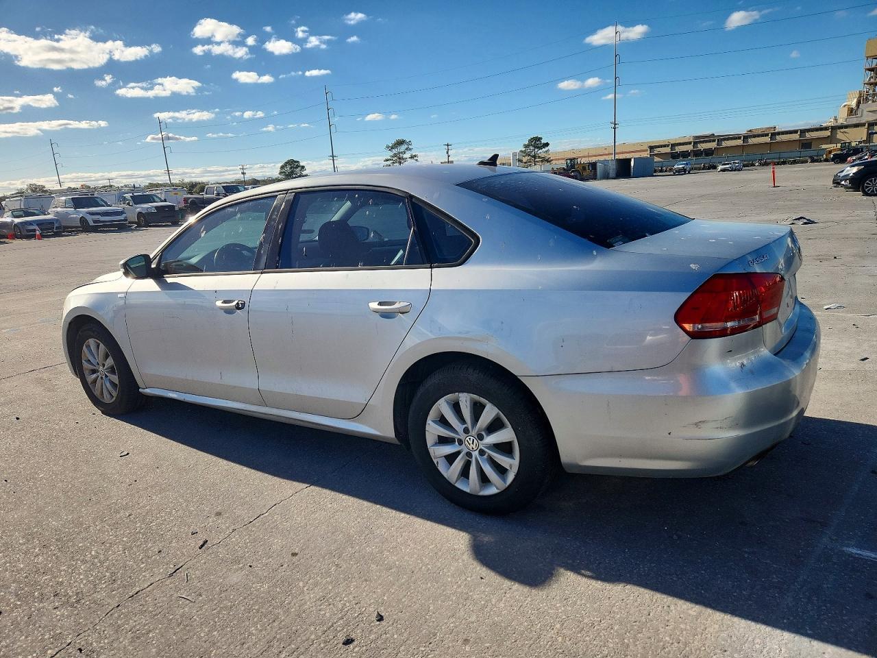 2015 Volkswagen Passat S - Фото 2