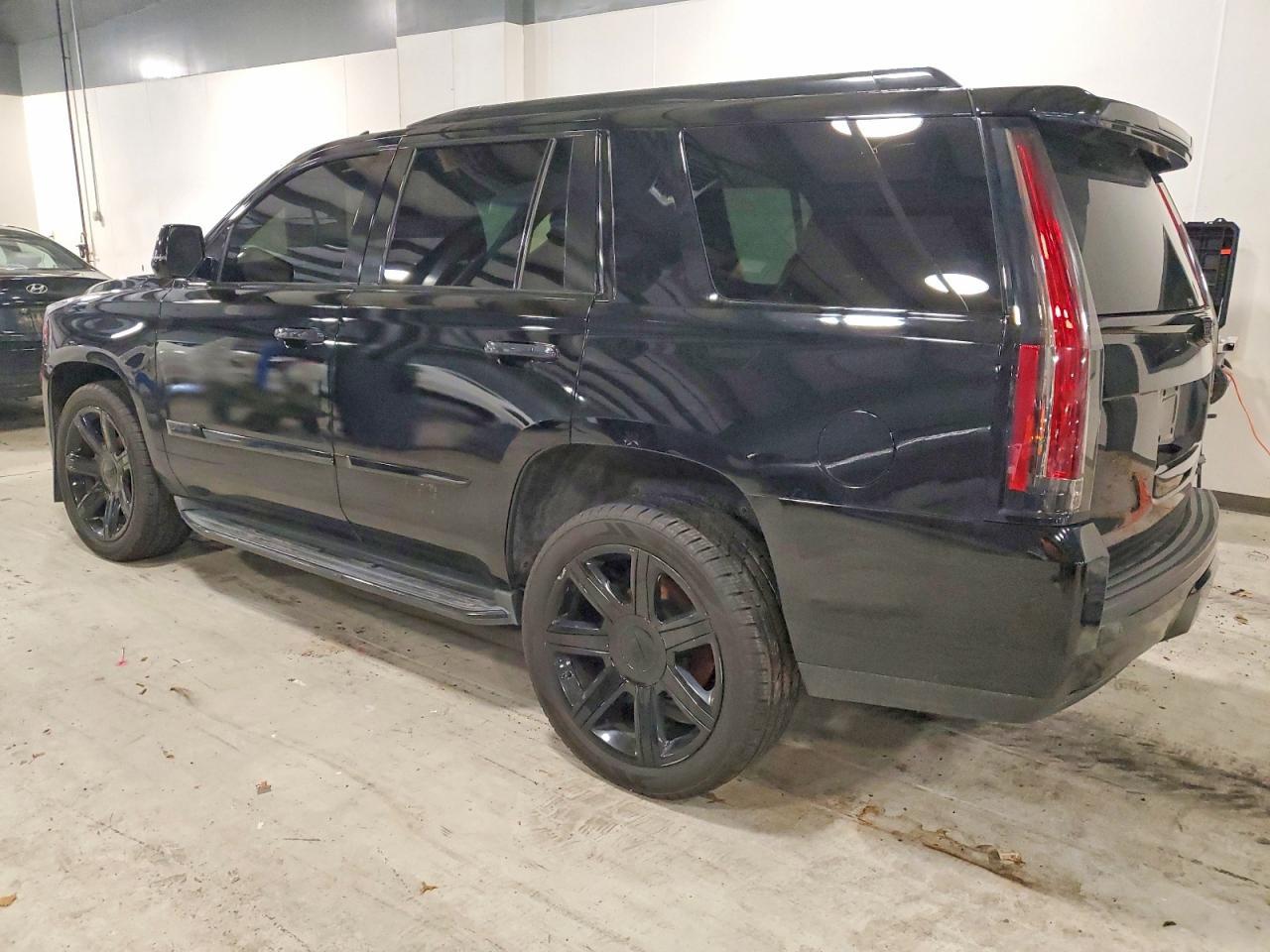 2016 Cadillac Escalade Luxury - Фото 2