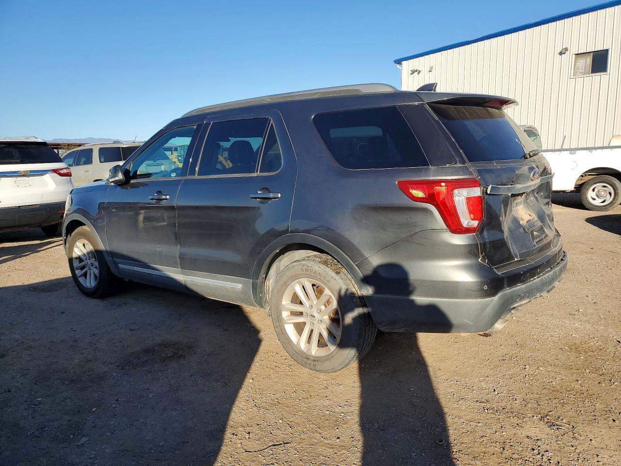 2017 Ford Explorer Xlt - Image 2