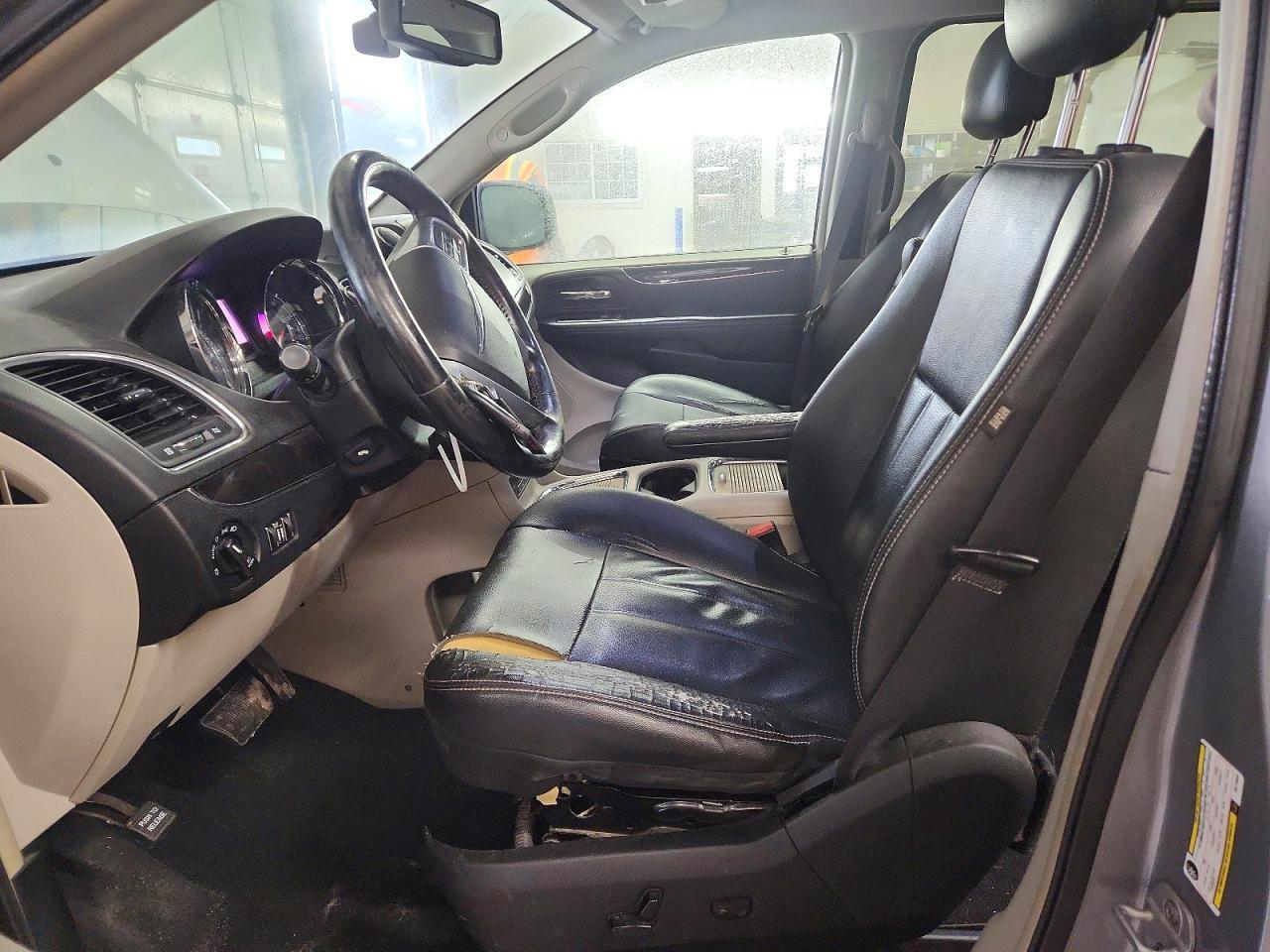 2013 Chrysler Town & Country Touring L - Image 7