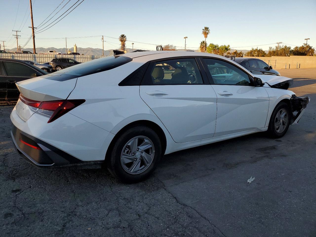 2025 Hyundai Elantra Se - Фото 3