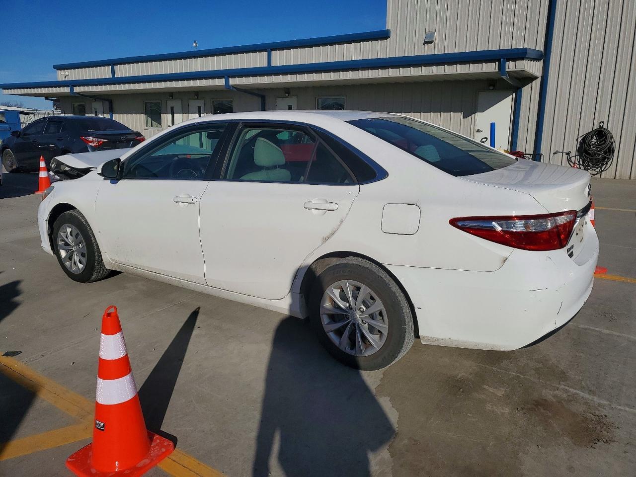 2015 Toyota Camry Le - Фото 2