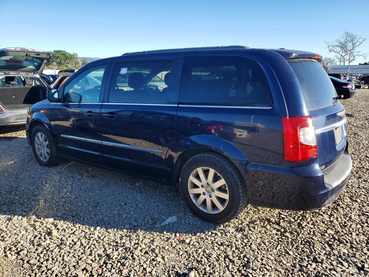 2016 Chrysler Town & Country Touring - Фото 2