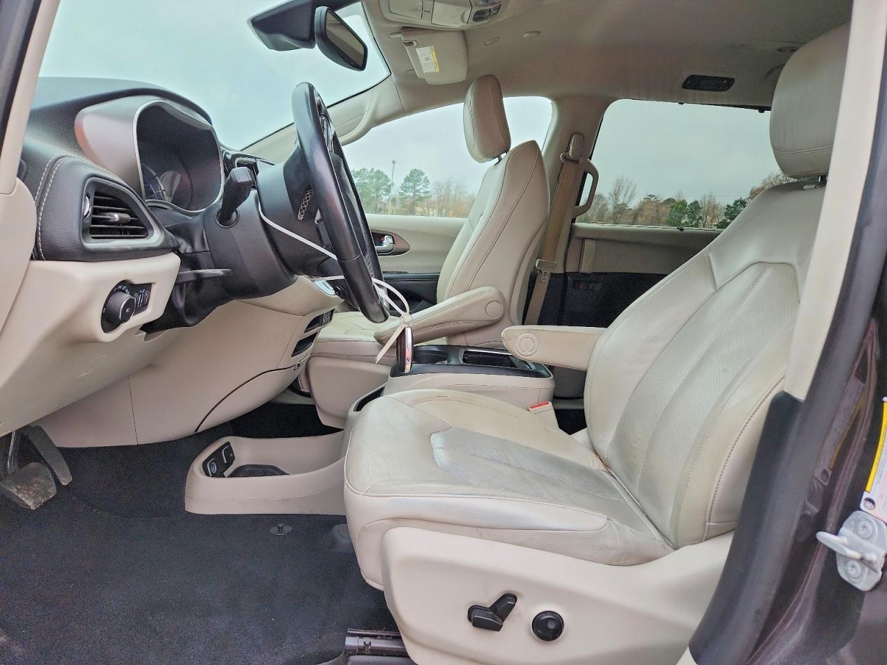 2021 Chrysler Pacifica Hybrid Touring L - Image 7