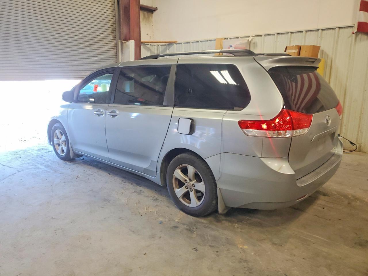 2011 Toyota Sienna Le - Фото 2