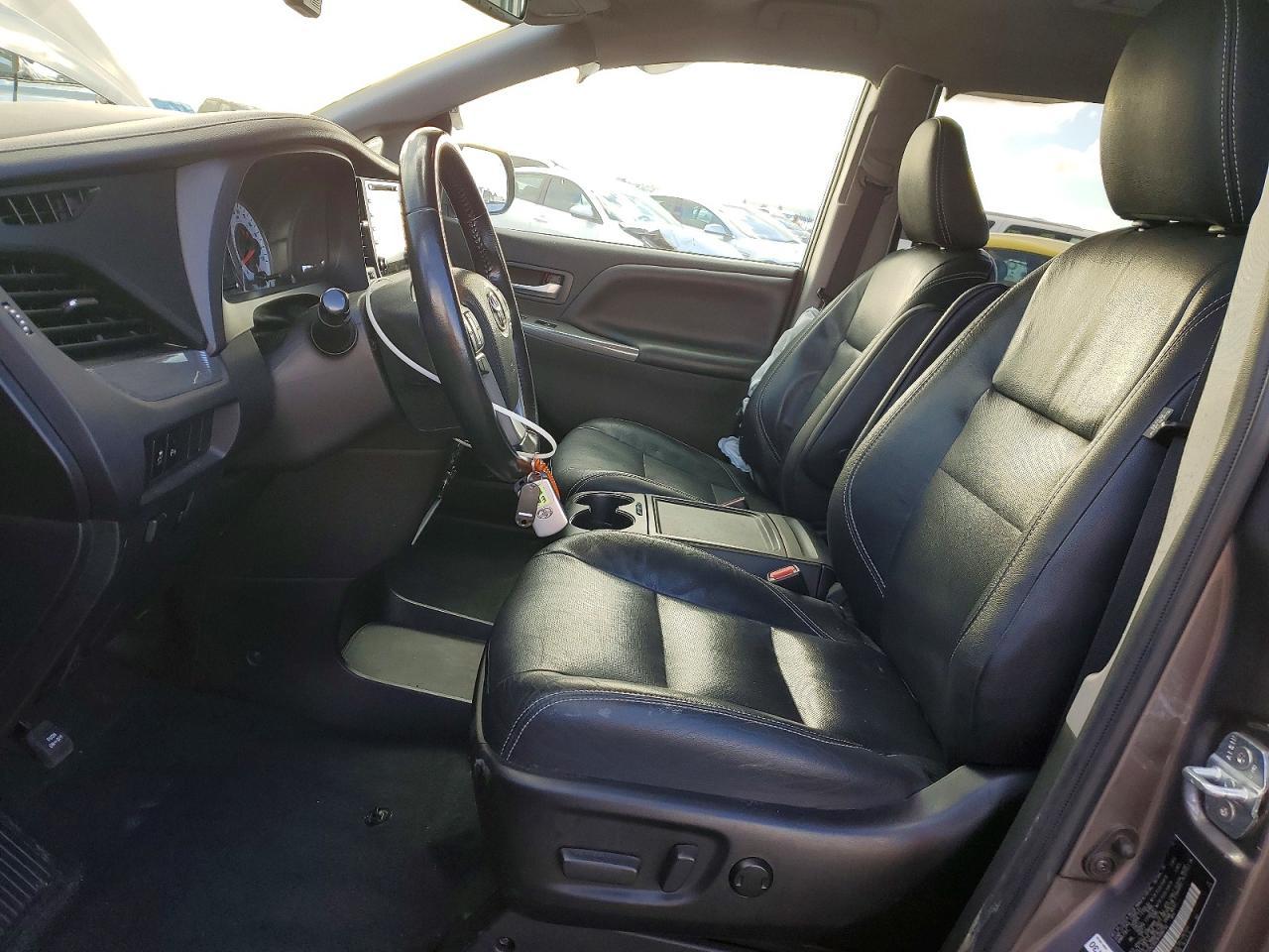 2019 Toyota Sienna Se - Фото 7