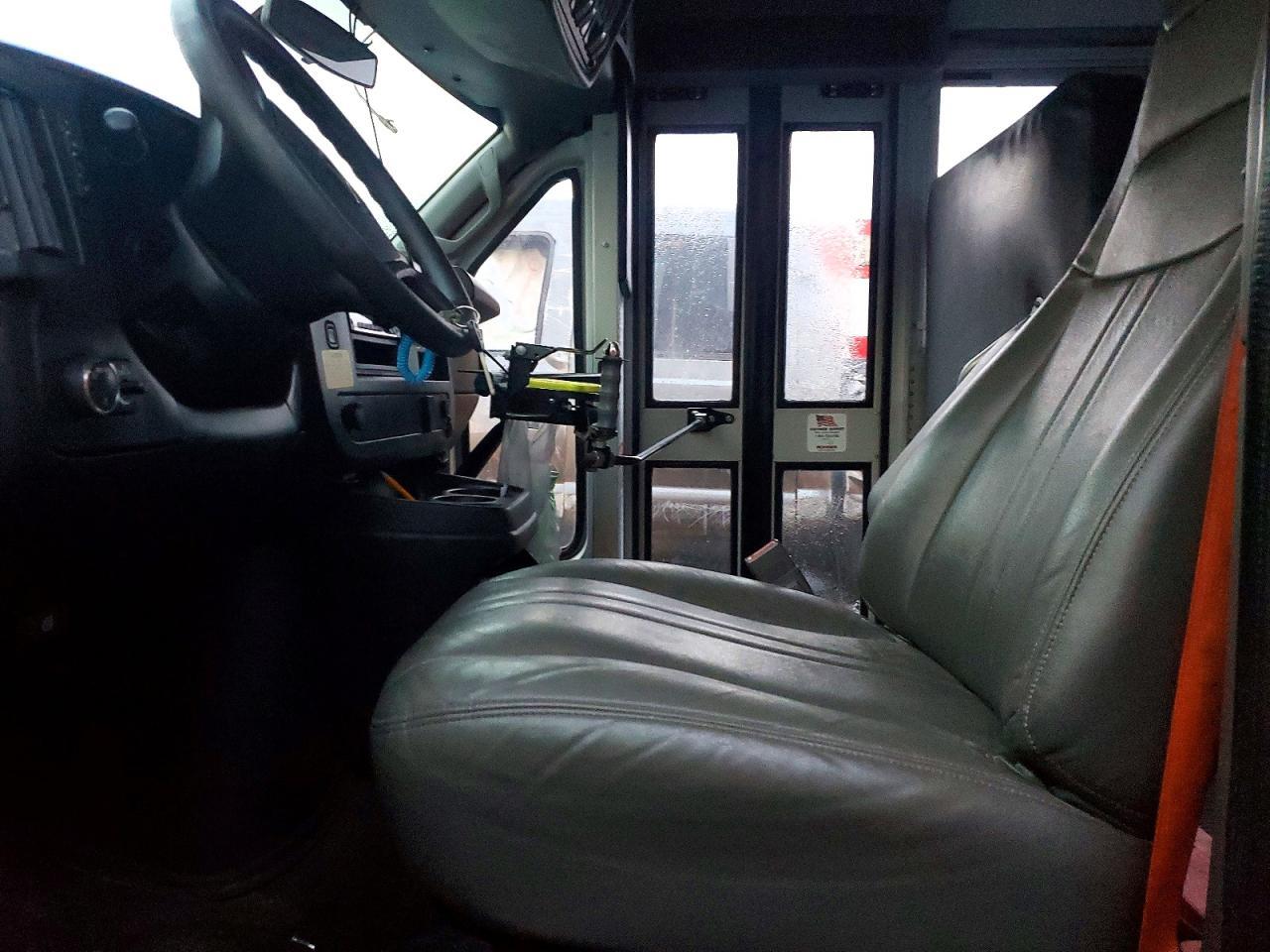 2017 Chevrolet Express G4500 - Image 7