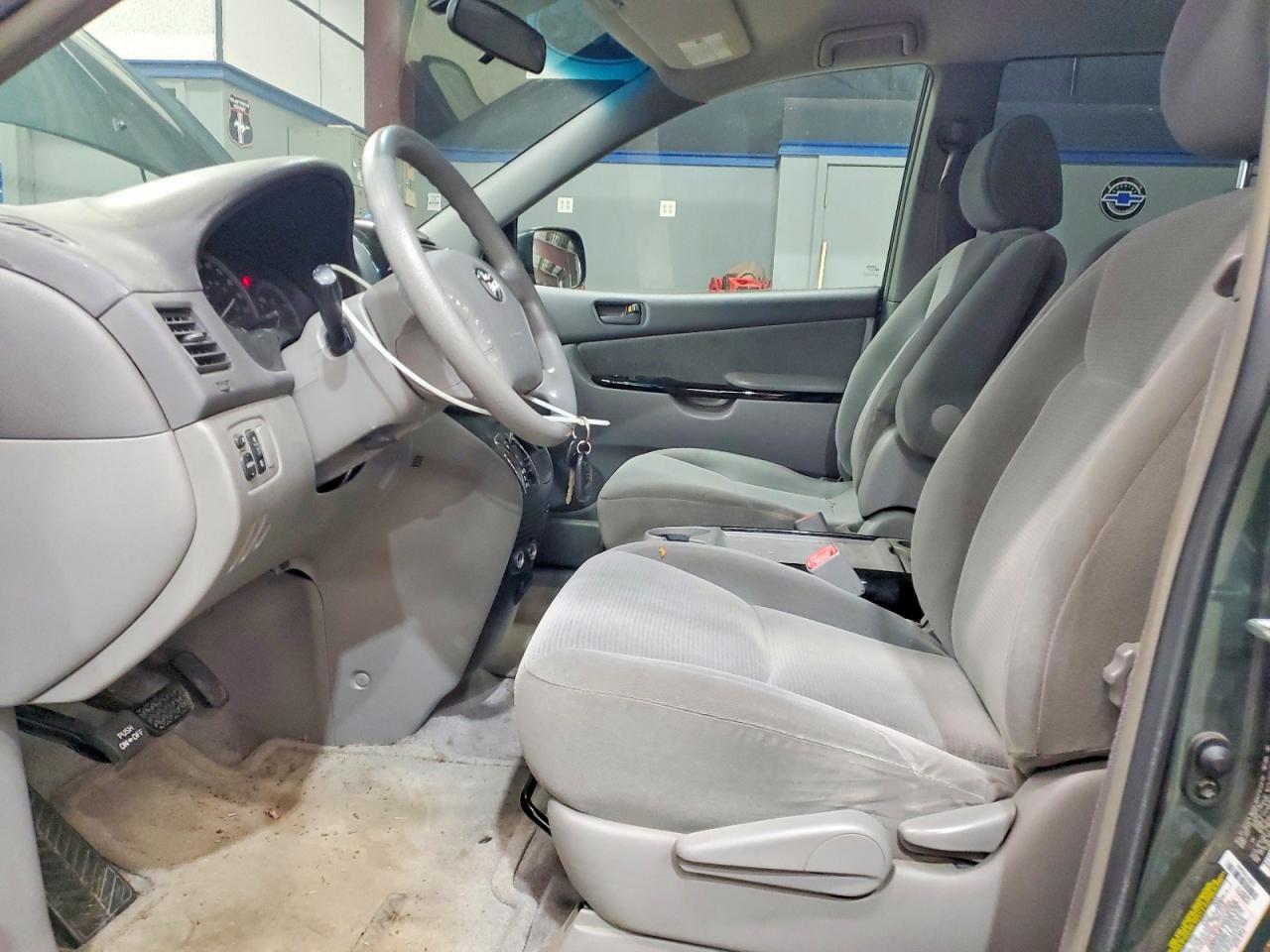 2005 Toyota Sienna Ce - Image 7