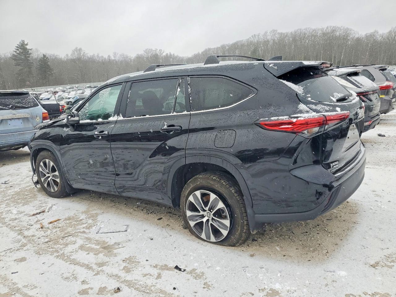 2023 Toyota Highlander L - Image 2