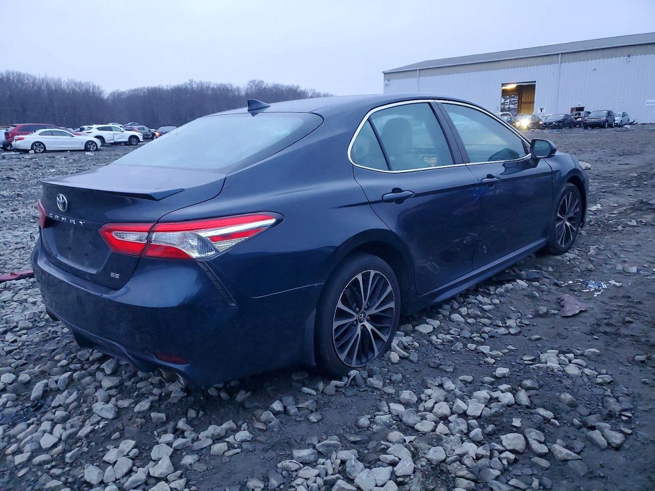 2020 Toyota Camry Se - Фото 3