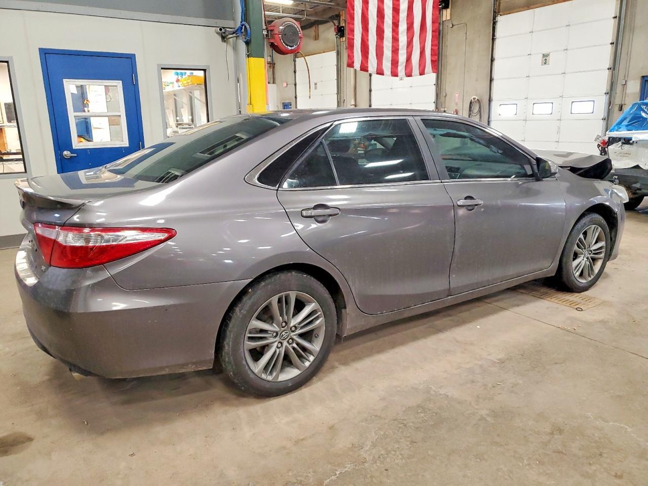 2016 Toyota Camry Le - Фото 3