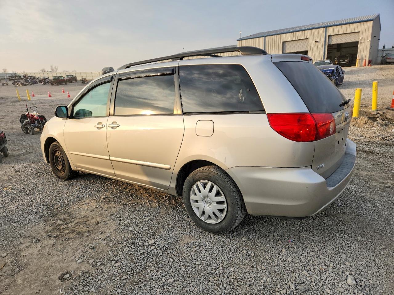 2010 Toyota Sienna Ce - Image 2