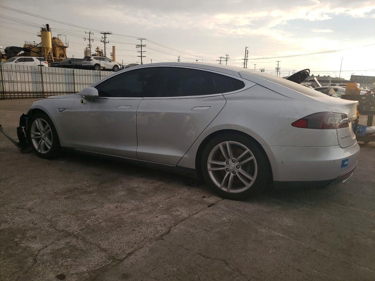 2014 Tesla Model S - Image 2