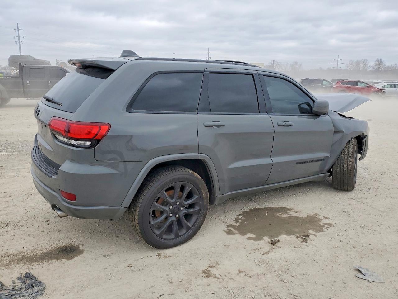 2019 Jeep Grand Cherokee Laredo - Image 3