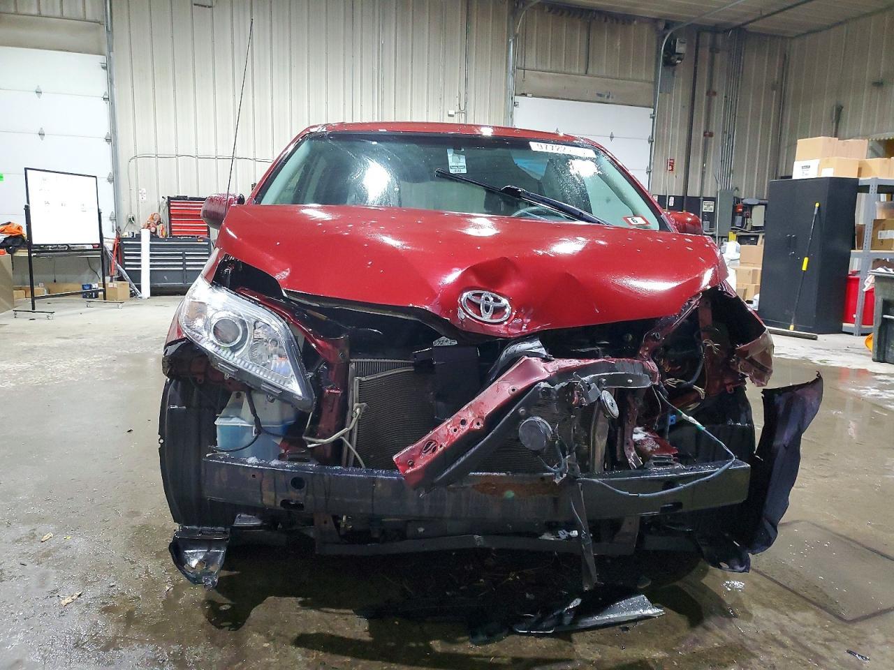 2014 Toyota Sienna Le 7-Passenger - Фото 5