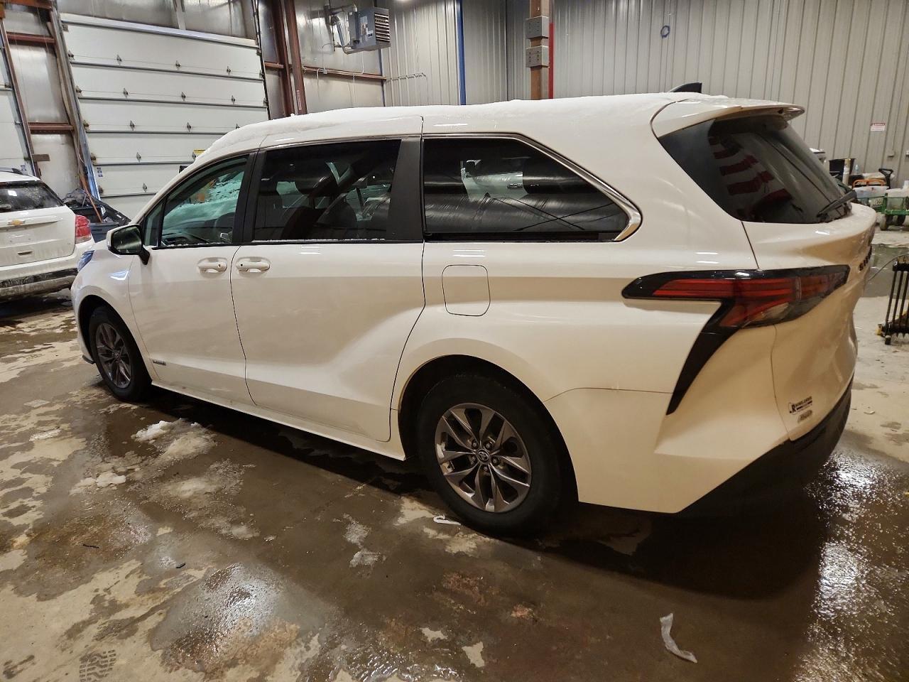 2021 Toyota Sienna Le - Image 2