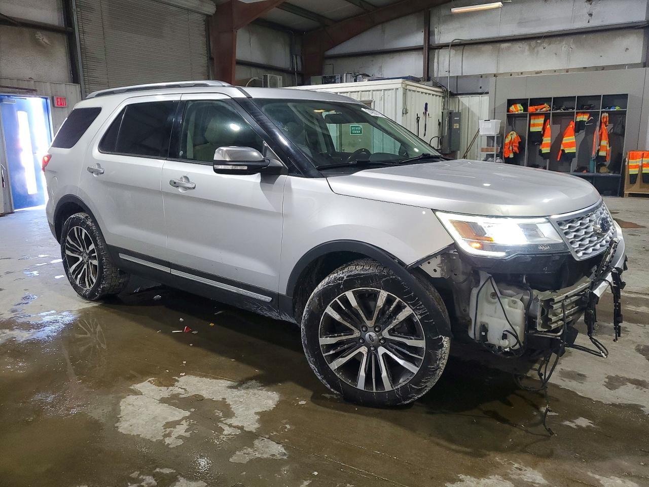 2017 Ford Explorer Platinum - Image 4