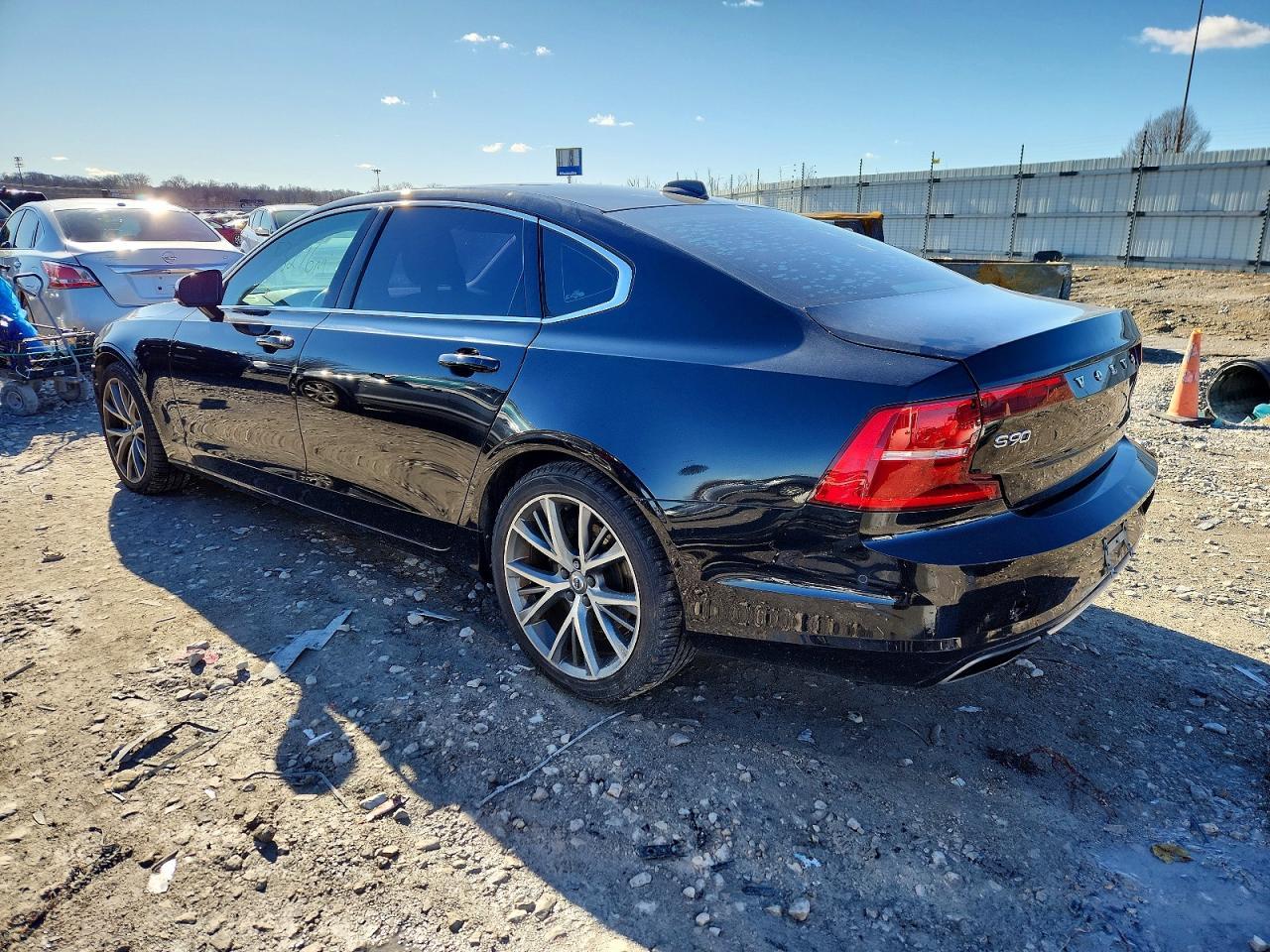 2018 Volvo S90 T6 Momentum - Image 2