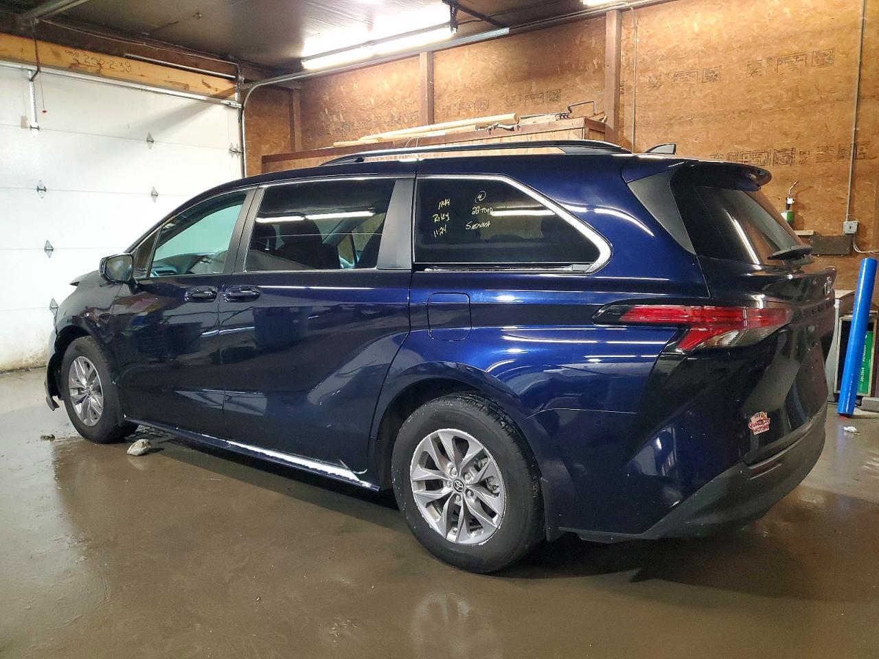 2022 Toyota Sienna Le - Image 2