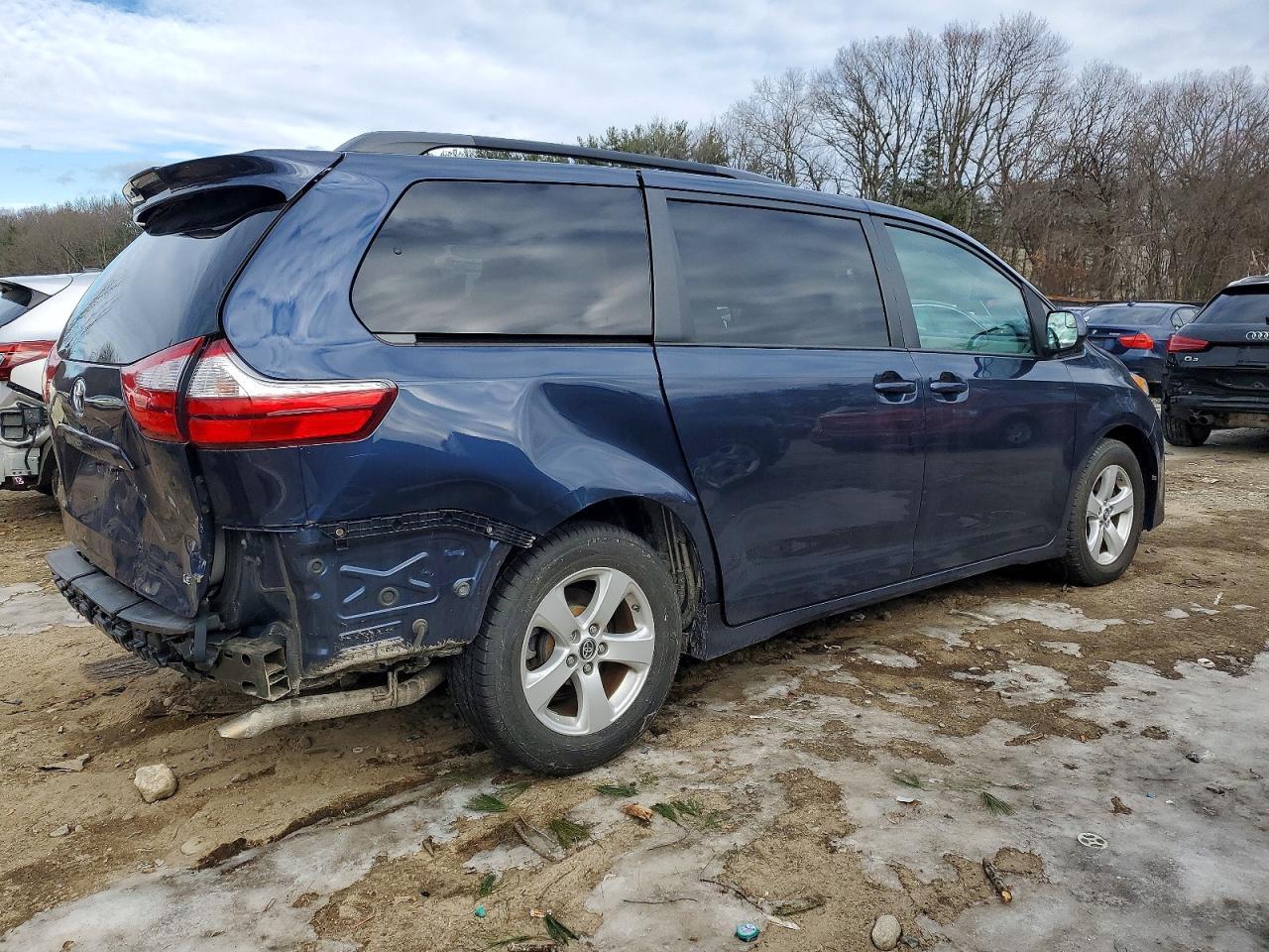 2019 Toyota Sienna Le - Фото 3