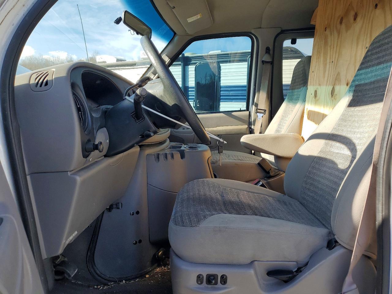 2002 Ford Econoline E350 Super Duty Wagon - Image 7