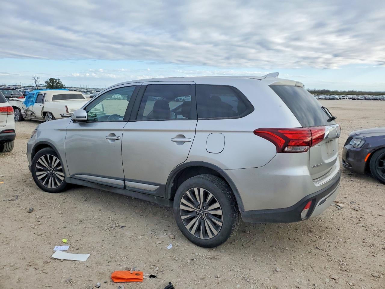 2020 Mitsubishi Outlander Se - Фото 2