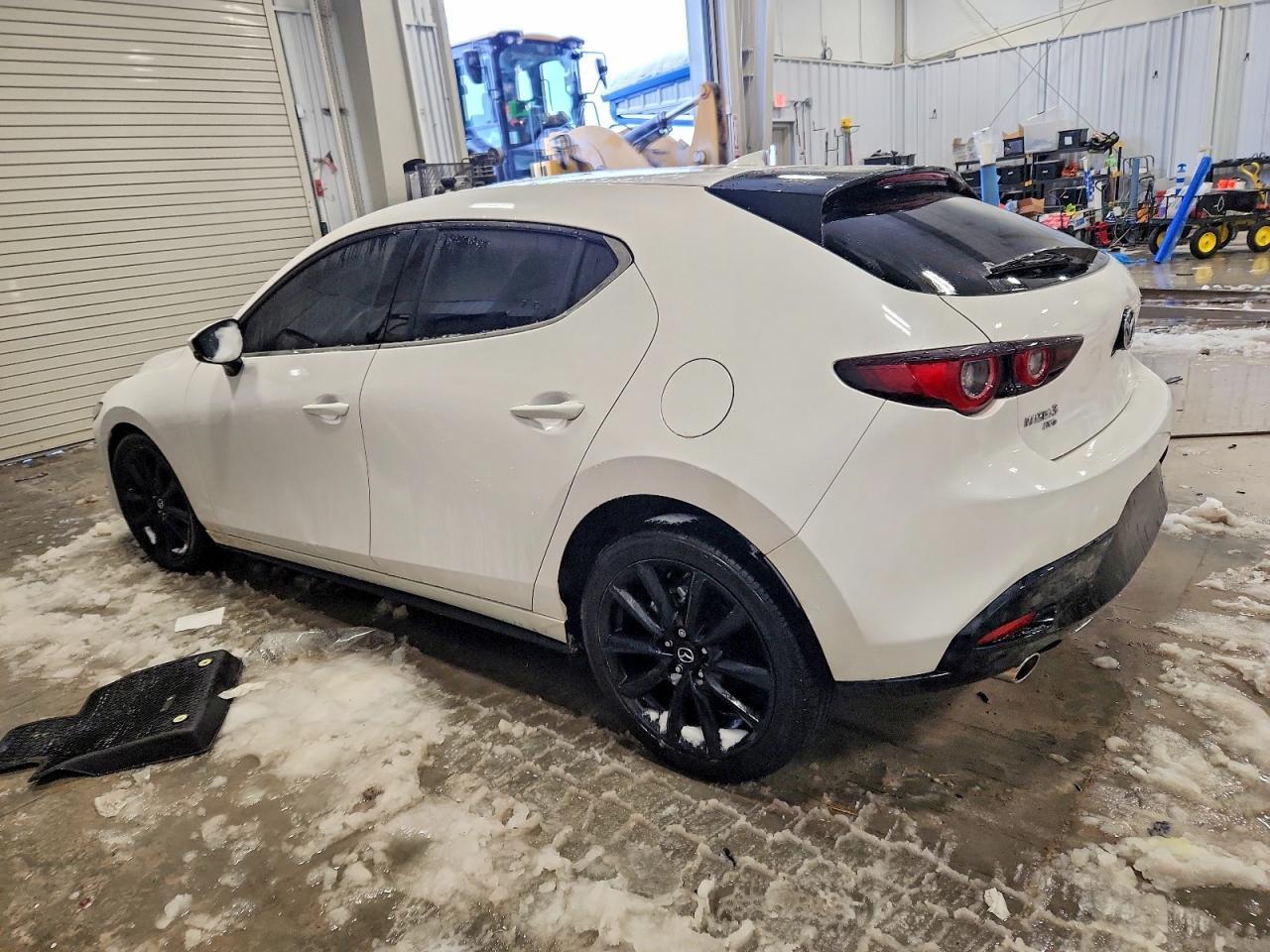 2023 Mazda 3 Premium - Фото 2