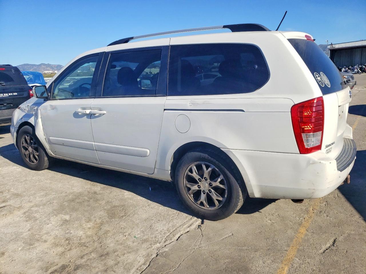 2012 Kia Sedona Lx - Фото 2
