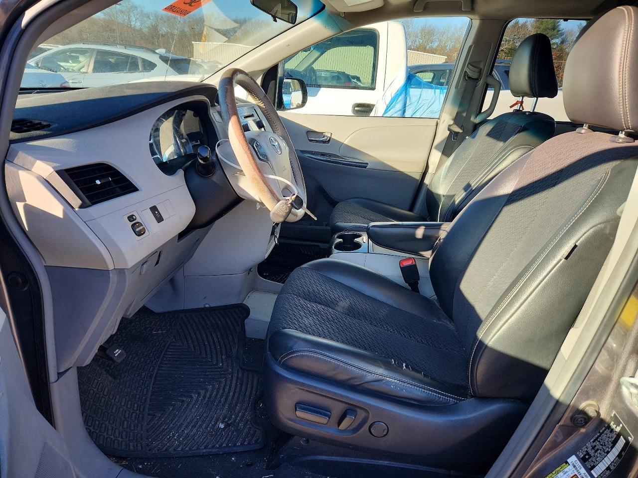 2011 Toyota Sienna Sport - Image 7