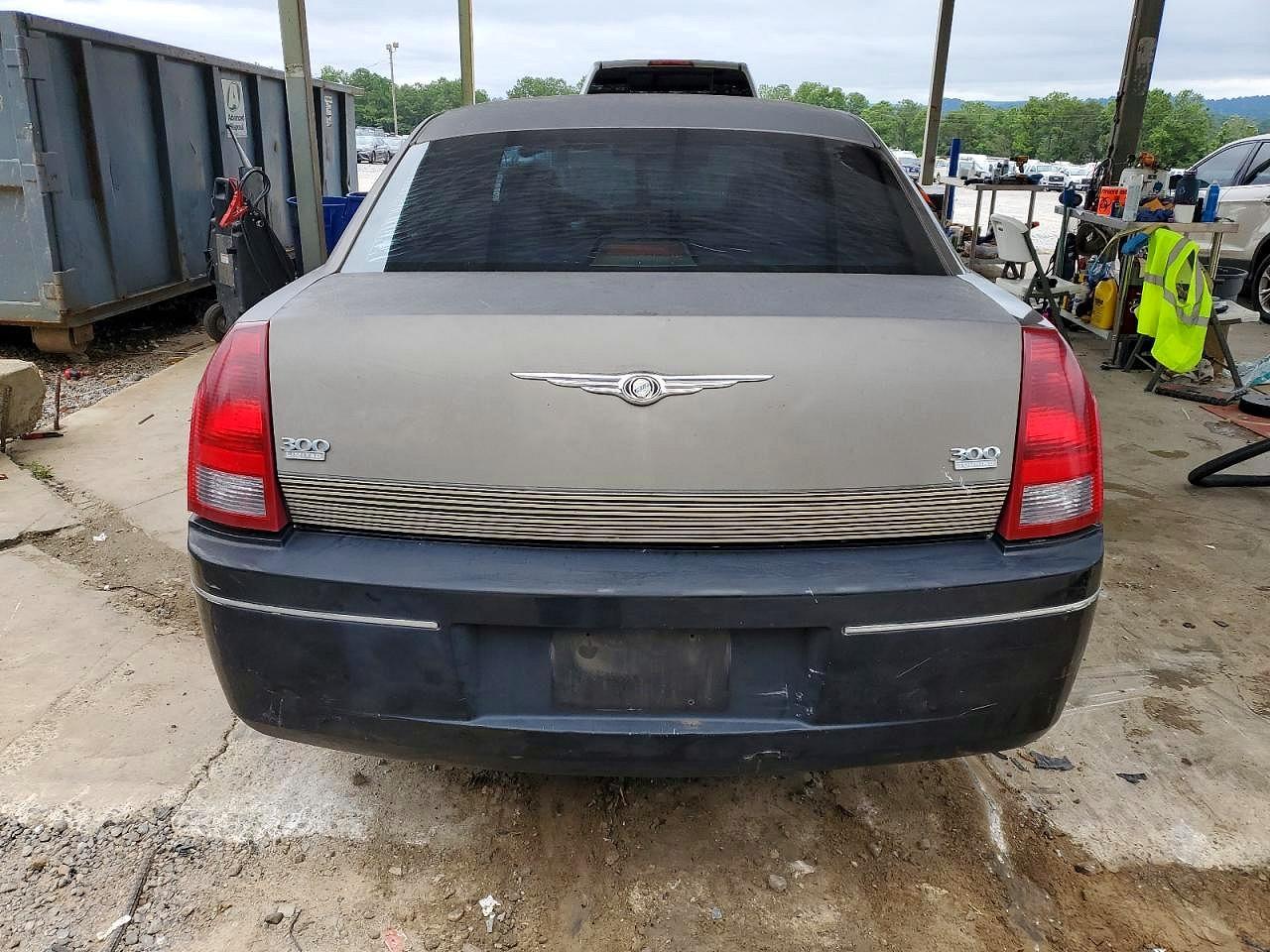 2005 Chrysler 300 Touring - Image 6