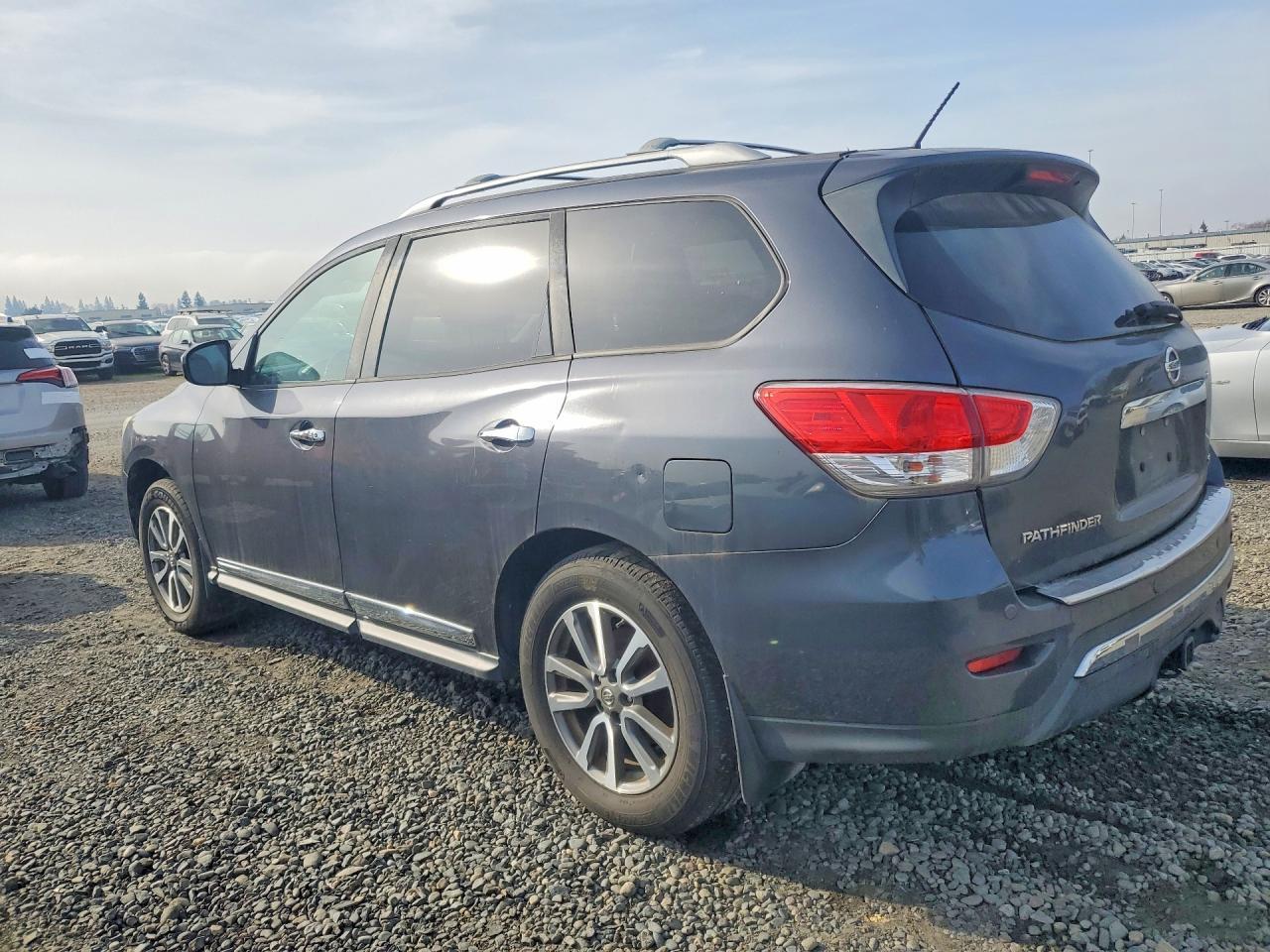 2013 Nissan Pathfinder S - Фото 2