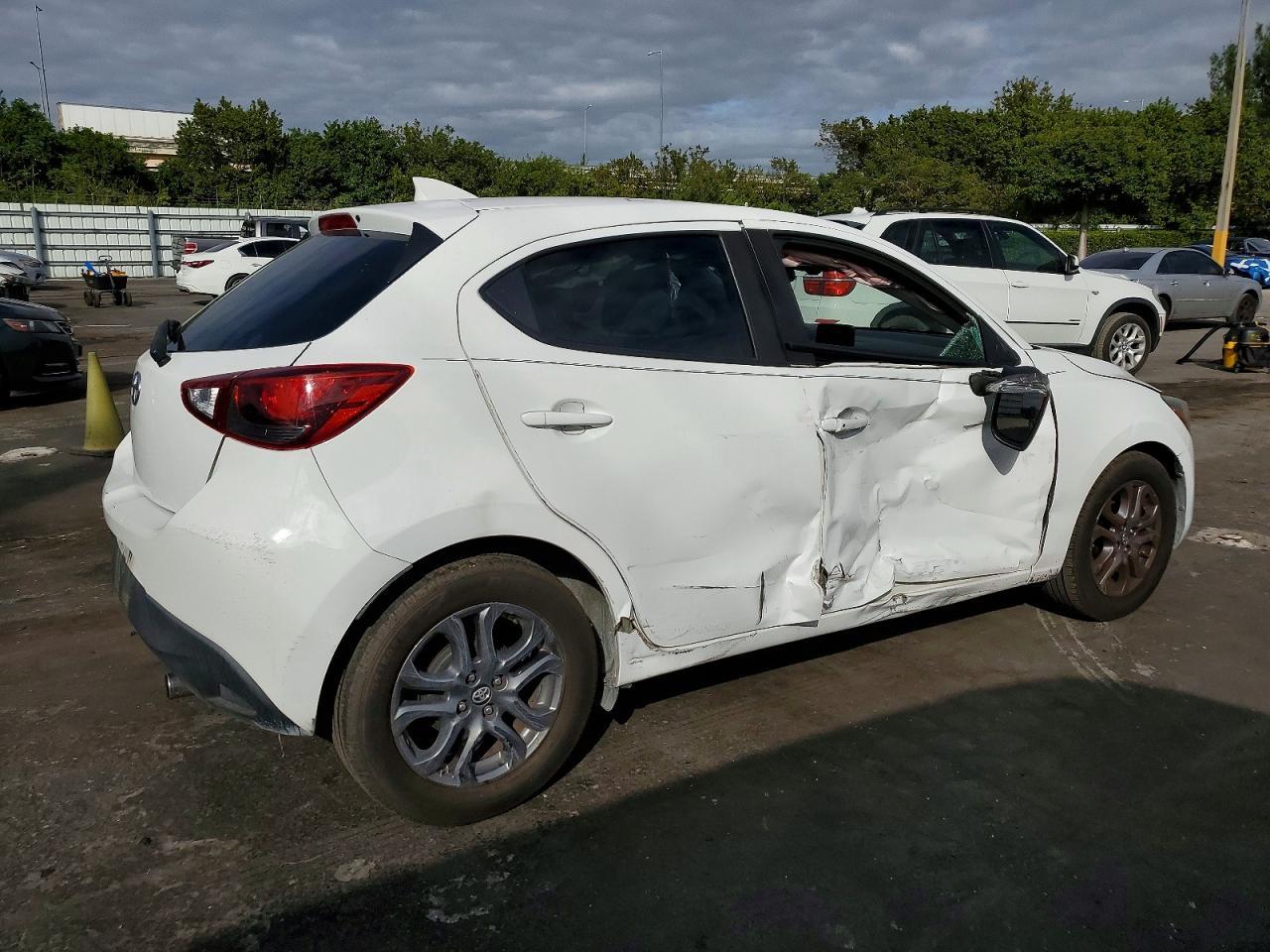 2020 Toyota Yaris Le - Image 3