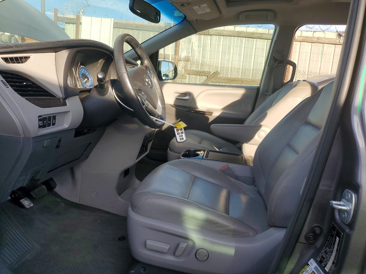 2017 Toyota Sienna Xle - Image 7